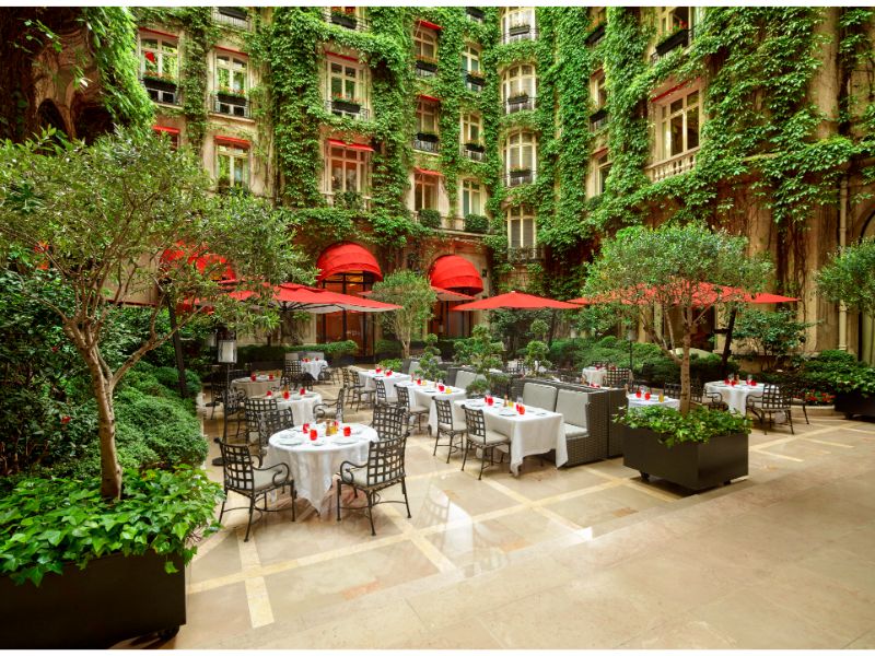 Jean Imbert assume o comando do icônico La Cour Jardin do Hotel Plaza Athénée