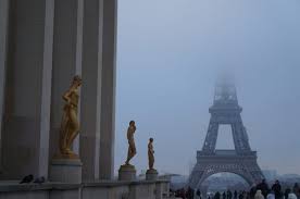 Com Paris a seus pés!